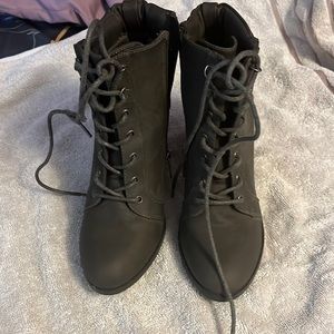 Daisy Fuentes boots size 9 grey